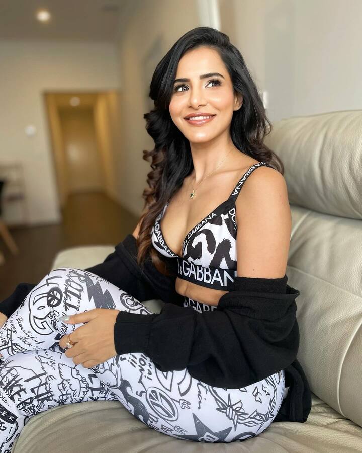 આ તસવીરોમાં અભિનેત્રી બોલ્ડ અંદાજમાં ક્લિવેજ ફ્લોન્ટ કરતી જોવા મળી હતી.