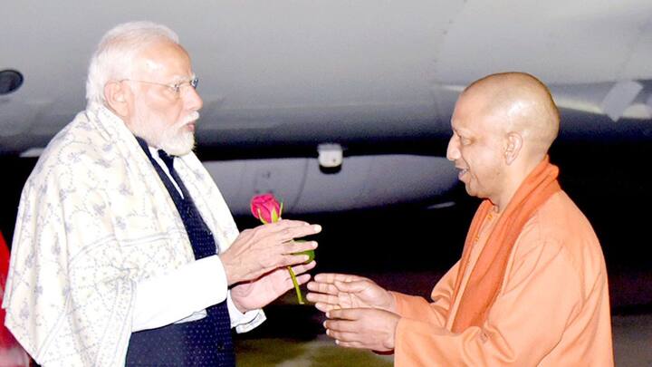 प्रधानमंत्री नरेन्द्र मोदी बृहस्पतिवार को वाराणसी पहुंचे, जहां वह शुक्रवार को कई विकास परियोजनाओं की शुरुआत करेंगे. अधिकारियों ने यह जानकारी दी.