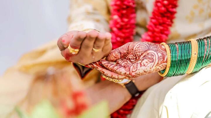 Wedding Rituals: ભારતના વિવિધ રાજ્યોમાં લગ્નને લઈને અલગ-અલગ માન્યતાઓ છે. આપણા દેશમાં એક એવું ગામ છે જ્યાં આજે પણ યુવતીઓના લગ્ન સ્વયંવર દ્વારા કરવામાં આવે છે.