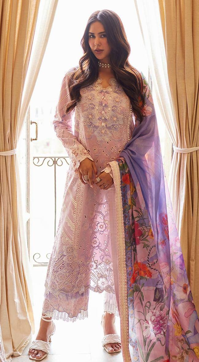 ਇਨ੍ਹਾਂ ਤਸਵੀਰਾਂ 'ਚ ਸੋਨਮ ਦਾ ਐਲੀਗੈਂਟ ਲੁੱਕ ਦੇਖਣ ਨੂੰ ਮਿਲ ਰਿਹਾ ਹੈ। ਉਸ ਨੇ ਹਲਕੇ ਰੰਗ ਦੇ ਸਟਾਇਲੀਸ਼ ਸੂਟ ਪਹਿਨੇ ਹਨ ਅਤੇ ਇਨ੍ਹਾਂ ਸੂਟਾਂ ਦੇ ਨਾਲ ਉਸ ਨੇ ਬਿਲਕੁਲ ਸਿੰਪਲ ਲੁੱਕ ਕੈਰੀ ਕੀਤੀ ਹੈ।