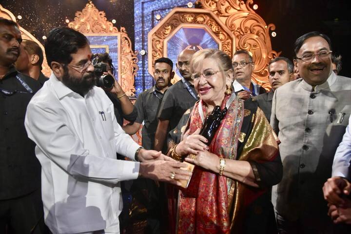 ज्येष्ठ अभिनेत्री 'हेलन' यांना सन २०२२ च्या 'स्व.राज कपूर जीवन गौरव पुरस्कारा'ने सन्मानित करण्यात आले. (Photo Credit : CMO)