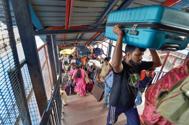 अगर आप भी ट्रेन में कोई सामान भेजना चाहते हैं तो सबसे पहले आपको रेलवे स्टेशन जाना होगा, यहां आपको तमाम तरह की जानकारी मिलेगी.