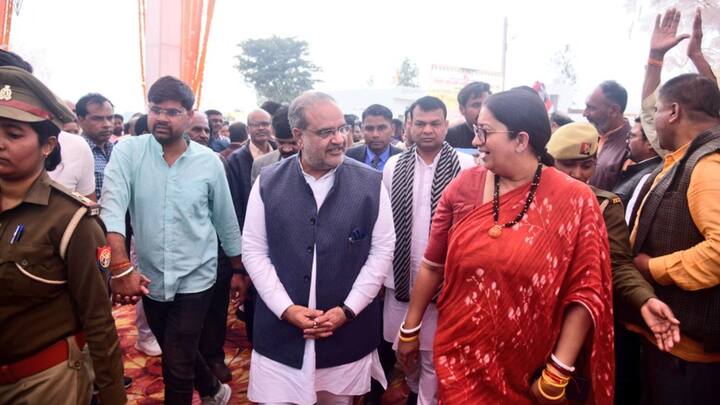 स्मृति ईरानी के गृह प्रवेश में यूपी बीजेपी के कई बड़े नेता भी नज़र आएं. यूपी बीजेपी प्रदेश अध्यक्ष भूपेंद्र चौधरी में पूजा में शामिल हुए.