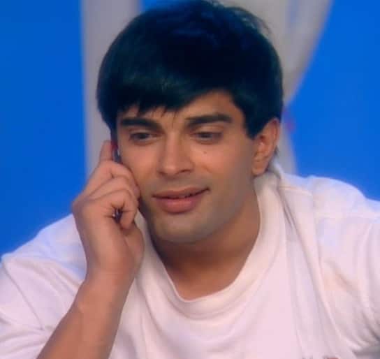 23 फरवरी 1982 को दिल्ली में करण सिंह ग्रोवर का जन्म पंजाबी फैमिली में हुआ था. करण की फैमिली सऊदी अरब शिफ्ट हुई और उनकी स्कूलिंग भी वहीं हुई. करण ने होटल मैनेजमेंट कोर्स किया और जॉब भी की. मॉडलिंग के इरादे से करण मुंबई आए. 2004 में इनका पहला शो कितनी मस्त है जिंदगी आया जो MTV पर प्रसारित होता था.