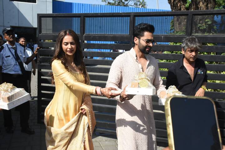 बता दें कि जैकी और रकुल ने 21 फरवरी को गोवा में सिख और सिंधी रीति-रिवाजों से शादी की है. जिसकी तस्वीरें इंटरनेट प वायरल हो रही हैं.