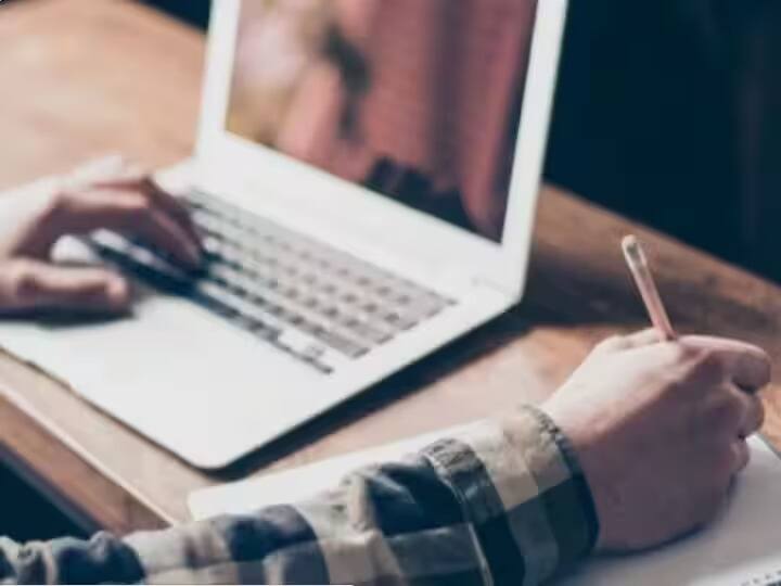 Google Free Certification Course: આજે અમે તમને ગૂગલ એડ સર્ટિફિકેશન વિશે જણાવવા જઈ રહ્યા છીએ. જે કન્ટેન્ટ ક્રિએટર્સથી લઈને બિઝનેસ લોકો સુધી દરેકને જરૂરી છે. ગૂગલ એડ સર્ટિફિકેશન કોર્સ લઈને, તમે તમારા વ્યવસાયની ઑનલાઇન જાહેરાત કરવા માટે Google જાહેરાતોનો ઉપયોગ કેવી રીતે કરવો તે શીખી શકશો. આ કોર્સ તમને શીખવશે કે તમે કેવી રીતે આવક વધારી શકો છો.