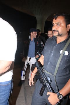 एयरपोर्ट पर स्माइल के साथ Salman Khan ने ली धांसू एंट्री, 'भाईजान' के डैशिंग अंदाज पर फिदा हुए फैंस