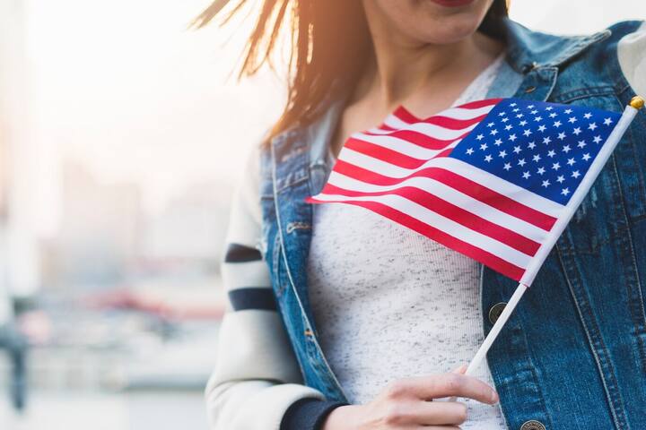 US to Offer Citizenship to Foreigners: અત્યારે જો અમેરિકામાં કાયદો પસાર થશે તો ત્યાંના નાગરિક બનવું ઓછામાં ઓછું સેનામાં નોકરી કરવા ઈચ્છુક લોકો માટે સરળ બની જશે. કોંગ્રેસના સભ્ય પેટ રાયન, તેમના વેસ્ટ પોઈન્ટ સાથીદાર કોંગ્રેસમેન જ્હોન જેમ્સ સાથે, દ્વિપક્ષીય 'કરેજ ટુ સર્વ એક્ટ' રજૂ કર્યો છે. બિલ એક પાઇલટ પ્રોગ્રામ માટે કહે છે જે સૈન્યમાં સેવા આપતા લાયક અને ચકાસાયેલ ઇમિગ્રન્ટ્સ માટે નાગરિકતા માટે તાત્કાલિક માર્ગ પ્રદાન કરશે.