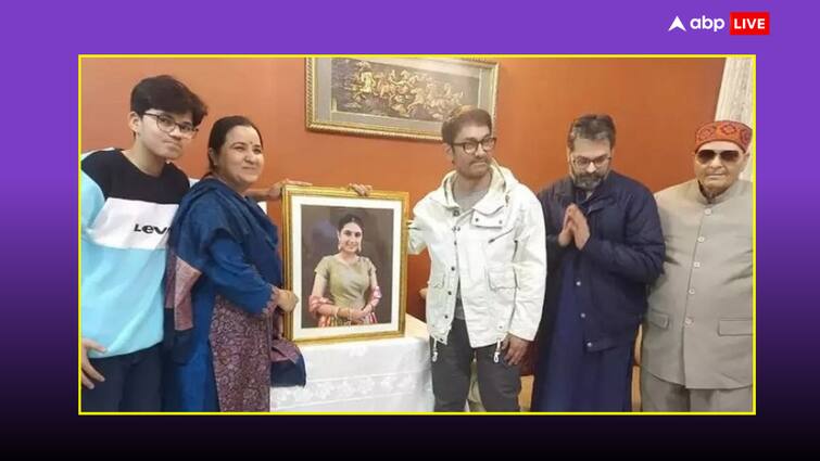 aamir khan visits dangal girl suhani bhatnagar home in Faridabad photo viral 'दंगल गर्ल' के पेरेंट्स से मिलने उनके घर गए आमिर खान, 19 साल की उम्र में दुनिया छोड़ गईं सुहानी भटनागर
