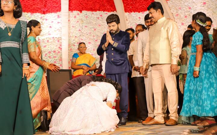 இந்த திருமண விழாவிற்கு கோட் சூட்டில் ஸ்டைலிஷாக வந்து இறங்கி அனைவரையும் ஆச்சர்யப்படுத்தினார்.