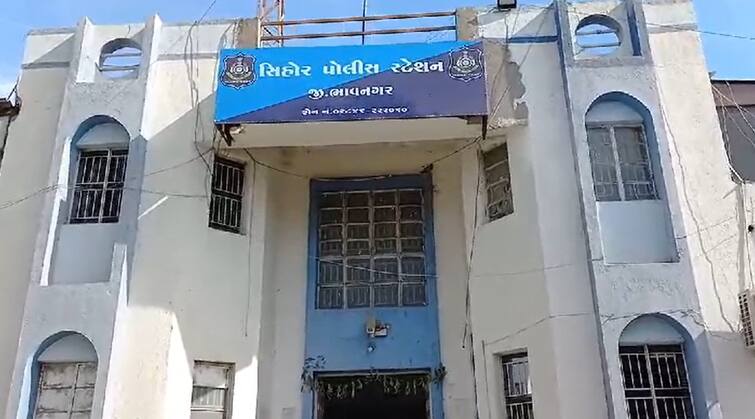 A young man committed suicide by jumping from the second floor of the police station in Bhavnagar  Shihore Suicide:  યુવકે પોલીસ સ્ટેશનના બીજા માળેથી લગાવી મોતની છલાંગ, પત્નીએ પતિ વિરૂ્દ્ધ કરી હતી ફરિયાદ, જાણો શું છે મામલો