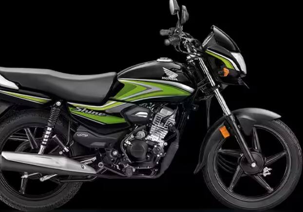 ਹੌਂਡਾ ਸ਼ਾਈਨ 100 ਇੱਕ ਸਧਾਰਨ ਮੋਟਰਸਾਈਕਲ ਹੈ, ਪਰ ਇਹ ਆਟੋ ਚੋਕ ਸਿਸਟਮ ਅਤੇ ਸਾਈਡ-ਸਟੈਂਡ ਇੰਜਣ ਕੱਟ-ਆਫ ਵਰਗੀਆਂ ਵਿਸ਼ੇਸ਼ਤਾਵਾਂ ਨਾਲ ਆਉਂਦਾ ਹੈ। ਇਸ ਸੂਚੀ ਵਿੱਚ ਇਹ ਇੱਕੋ ਇੱਕ OBD-2A ਅਤੇ E20 ਅਨੁਕੂਲ ਮੋਟਰਸਾਈਕਲ ਹੈ। ਇਸ ਵਿੱਚ ਇੱਕ ਇਲੈਕਟ੍ਰਿਕ ਸਟਾਰਟਰ ਦੇ ਨਾਲ 7.61hp, 8.05Nm, 99.7cc ਇੰਜਣ ਹੈ, ਜੋ ਇਸਨੂੰ ਦੇਸ਼ ਵਿੱਚ ਸਭ ਤੋਂ ਕਿਫਾਇਤੀ ਸਵੈ-ਸ਼ੁਰੂ ਮੋਟਰਸਾਈਕਲ ਬਣਾਉਂਦਾ ਹੈ। ਇਸ ਦੀ ਐਕਸ-ਸ਼ੋਅਰੂਮ ਕੀਮਤ 64,900 ਰੁਪਏ ਹੈ।