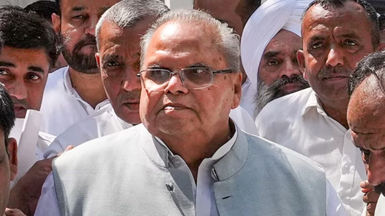 सत्यपाल मलिक गंभीर हालत में अस्पताल में भर्ती, CBI चार्जशीट के बीच शेयर की बेड से तस्वीर