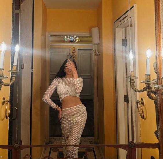 આ તસવીરોમાં એક્ટ્રેસ વ્હાઈટ બિકિની અને શાનદાર આઉટફિટમાં પોઝ આપતી જોવા મળે છે.