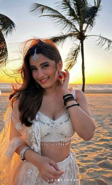 ਫੋਟੋਆਂ ਵਿੱਚ ਰਾਸ਼ਾ ਨੇ ਲਹਿੰਗੇ ਦੇ ਨਾਲ ਇੱਕ ਮੈਚਿੰਗ ਨੈੱਟਡ ਦੁਪੱਟਾ ਵੀ ਕੈਰੀ ਕੀਤਾ ਹੈ, ਜੋ ਉਸ ਦੇ ਲੁੱਕ ਨੂੰ ਹੋਰ ਵੀ ਨਿਖਾਰ ਰਿਹਾ ਹੈ।