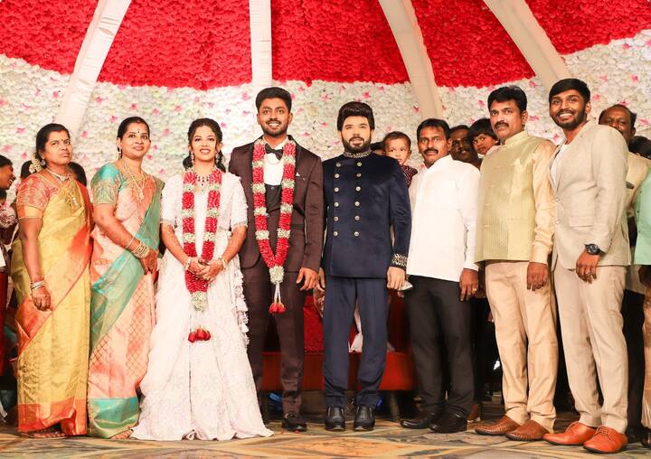 தன்னுடன் செல்ஃபி எடுக்க வந்த அனைவருடனும் புகைப்படம் எடுத்து கொண்டு அங்கிருந்து புறப்பட்டார். இந்த புகைப்படங்கள் அனைத்தும் இணையத்தில் வைரலாகி வருகிறது.