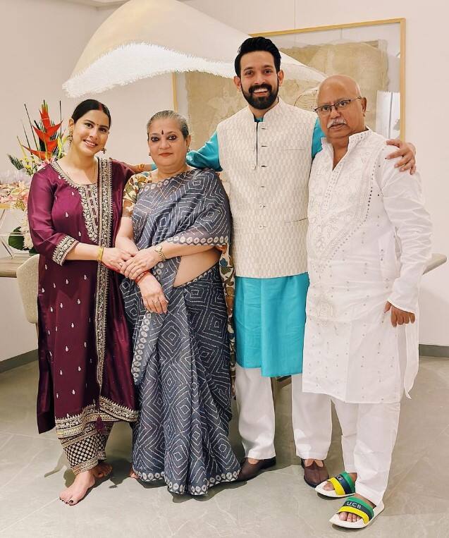 '12ਵੀਂ ਫੇਲ' ਅਦਾਕਾਰ ਨੇ ਇੰਸਟਾਗ੍ਰਾਮ 'ਤੇ ਆਪਣੇ ਰਾਜਕੁਮਾਰ ਦੀ ਪਹਿਲੀ ਫੋਟੋ ਸ਼ੇਅਰ ਕਰਕੇ ਆਪਣੇ ਪ੍ਰਸ਼ੰਸਕਾਂ ਨੂੰ ਖੁਸ਼ ਕਰ ਦਿੱਤਾ ਹੈ। ਫੋਟੋ 'ਚ ਦੇਖਿਆ ਜਾ ਸਕਦਾ ਹੈ ਕਿ ਸ਼ੀਤਲ ਨੇ ਆਪਣੇ ਲਾਡਲੇ ਨੂੰ ਗੋਦ ਲਿਆ ਹੋਇਆ ਹੈ ਅਤੇ ਦੋਵੇਂ ਮਾਤਾ-ਪਿਤਾ ਉਸ ਵੱਲ ਦੇਖਦੇ ਨਜ਼ਰ ਆ ਰਹੇ ਹਨ।