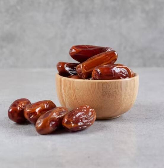 ਖਜੂਰ 'ਚ ਕਈ ਤਰ੍ਹਾਂ ਦੇ ਐਂਟੀ-ਆਕਸੀਡੈਂਟ ਮੌਜੂਦ ਹੁੰਦੇ ਹਨ, ਜੋ ਦਿਲ ਦੀ ਸਿਹਤ ਲਈ ਬਹੁਤ ਫਾਇਦੇਮੰਦ ਸਾਬਤ ਹੁੰਦੇ ਹਨ। ਦਿਲ ਤੋਂ ਇਲਾਵਾ ਕੈਂਸਰ, ਅਲਜ਼ਾਈਮਰ ਅਤੇ ਡਾਇਬਟੀਜ਼ ਨੂੰ ਵਧਣ ਤੋਂ ਰੋਕਣ 'ਚ ਵੀ ਖਜੂਰ ਮਦਦ ਕਰਦਾ ਹੈ, ਨਾਲ ਹੀ ਖਜੂਰ ਊਰਜਾ ਦੇ ਪੱਧਰ ਨੂੰ ਵਧਾਉਣ ਵਿੱਚ ਬਹੁਤ ਮਦਦ ਕਰਦੇ ਹਨ।