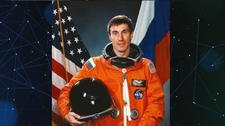 বেশ কয়েক বছর পর মহাকাশচারী নির্বাচিত হন। চলে প্রশিক্ষণ। মহাকাশযান মেরামতি থেকে মহাশূন্যে ভেসে থাকার কৌশল, সব রপ্ত করেন। কিন্তু পৃথিবীতে থেকে প্রশিক্ষণ নেওয়া আর মহাকাশে গিয়ে তার প্রয়োগ, দুইয়ের মধ্যে ফারাক অনেক। ছবি: NASA.