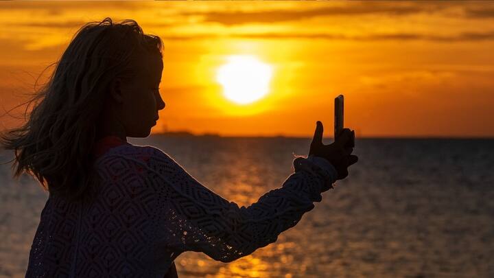 সেখান থেকেই কম্প্লিমেন্টারি মেটাল-অক্সাইড সেমি কন্টাক্টর ইমেস সেন্সর টেকনোলজি (CMOS)-এর আবিষ্কার। অতি কম শক্তি খরচ করে তার মাধ্যমে ছবি তোলা সম্ভব হয়, যা পরবর্তীতে স্মার্টফোনেও ব্যবহার করা হয়। ছবি: পিক্সাবে।