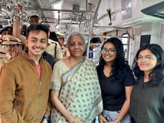 Nirmala Sitharaman In Mumbai Local: मुंबई लोकल में 30 मिनट, निर्मला सीतारमण के साथ आम यात्रियों ने ली सेल्फी, दिए सुझाव, देखें तस्वीरें
