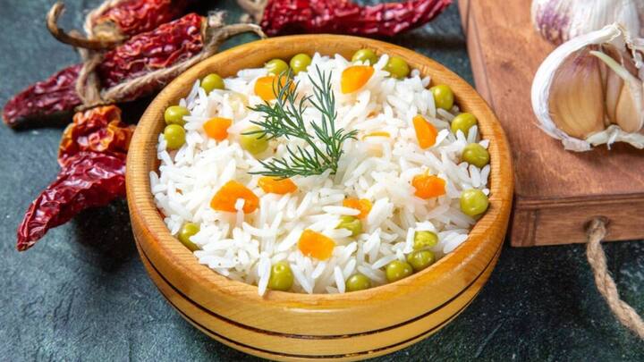 चावल में ज्यादा मात्रा में कार्बोहाइड्रेट पाया जाता है. जो शरीर में एनर्जी बनाए रखती है. वहीं चावल पचने में भी आसानी होती है. ठंडे चावल हैवी नहीं होता है जिसके कारण खाने से पेट भारी-भारी सा नहीं लगता है. और यह जल्दी पच भी जाता है.