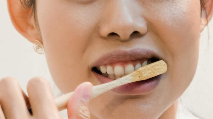 Clean Teeth :  दात पिवळे होणे किंवा श्वासाची दुर्गंधी यामुळे लाज वाटते. दात पिवळे पडणे हे प्लेकमुळे होते, जे खाल्लेल्या पदार्थांमधून दात आणि हिरड्यांवर जमा होते.