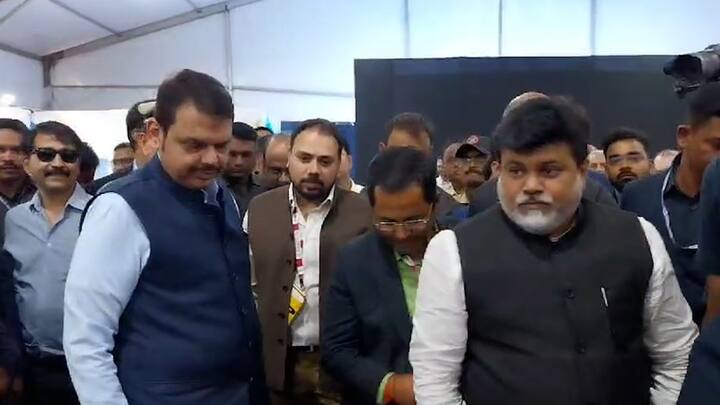 अत्याधुनिक शस्त्रांसह रणगाडे, हेलिकॉप्टर, मिसाईल, तोफा, पाणी बुडी बघायला मिळतेय.