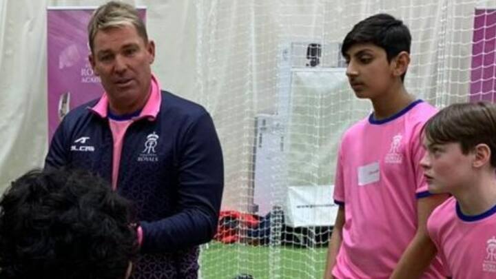 রাজস্থান রয়্যালসের লন্ডনে যে অ্যাকাডেমি, সেখানে প্রয়াত শেন ওয়ার্নের সান্নিধ্যে এসেছিলেন। সেখানে কিংবদন্তি লেগস্পিনারের থেকে গুরুত্বপূর্ণ টিপসও পেয়েছিলেন তরুণ এই স্পিনার।