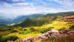 दिल्ली के बेहद पास के ये हिल स्टेशन, दोस्तों के साथ एकदम बजट में बना सकते हैं जाने का प्लान