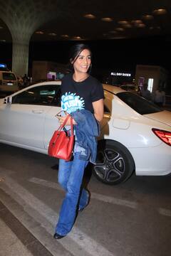 ब्लैक टीशर्ट, ब्लू डेनिम में एयरपोर्ट पर स्पॉट हुईं Poonam Pandey, मौत की फर्जी खबर फैलाने के बाद विदेश घूमने निकलीं एक्ट्रेस