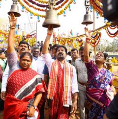 Medaram Jathara 2024: నిలువెత్తు బంగారంతో సమ్మక్క సారలమ్మకి మొక్కులు చెల్లించిన తెలంగాణ CM రేవంత్ రెడ్డి