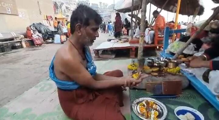 गंगा घाट पर मौजूद पुजारी से संकल्प लेते हुए अन्न वस्त्र और फल सामग्री का दान भी किया.