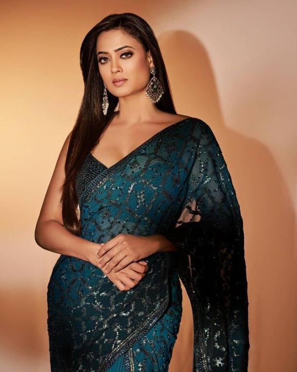 टीवी की पॉपुलर एक्ट्रेस श्वेता तिवारी ने अपनी पर्सनल लाइफ में काफी उतार-चढ़ाव देखे हैं. एक्ट्रेस ने पहली शादी राजा चोधरी से की, जो कि कुछ सालों बाद टूट गई. इस शादी से उन्हें एक बेटी पलक तिवारी भी है.