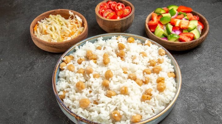 भारत में नॉर्थ इंडिया से लेकर साउथ तक चावल ऐसी चीज है जो हर दिन खाया जाता है. भारतीय खानों का यह एक अहम हिस्सा है. यही कारण है कि रोटी की तरह चावल को भी उतना ही महत्व दिया जाता है.
