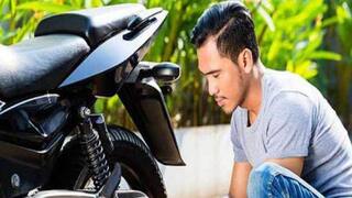 Mileage Tips For Bike : बाईकमधून चांगले मायलेज मिळवण्यासाठी 'या' 5 गोष्टी लक्षात ठेवा; कमी खर्चात काम होईल