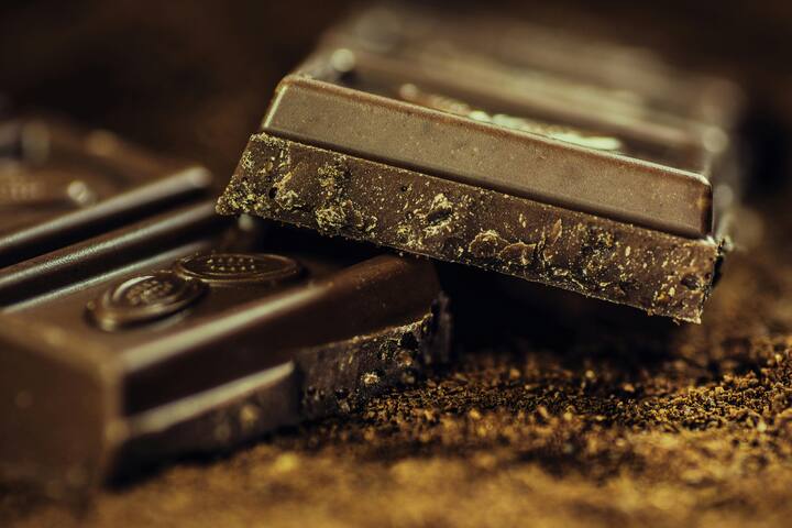 சாக்லேட்,கேக்,குலாப் ஜாமுன் போன்ற இனிப்பு வகைகளை சாப்பிட்டால் நிறைய தண்ணீர் குடிக்கவும்