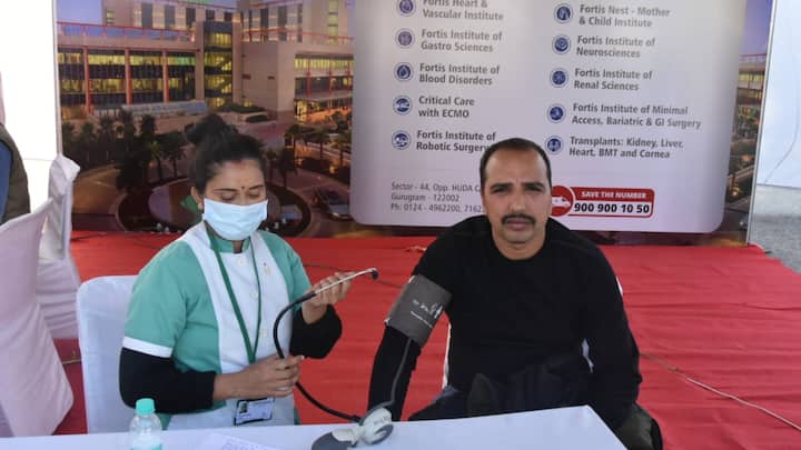 डीसी ने बैठक के दौरान बिब वितरण कार्य की भी जानकारी ली, इवेंट से जुड़ी एजेंसी ब्रोंकोस के प्रतिनिधि नरेंद्र सिंह ने जानकारी देते हुए बताया कि मैराथन के लिए पंजीकरण उम्मीद से बढ़कर हुआ है. रनिंग कम्यूनिटीज में मैराथन को लेकर काफी उत्साह दिखाया है. बिब वितरण के लिए आयोजित एक्सपो में कल्चरल स्टेज पर भी दिन भर मनोरंजक गतिविधियां जारी रही. बिब लेने पहुंचे रनर्स ने मंच पर आयोजित गतिविधियों का भरपूर लुत्फ उठाया.