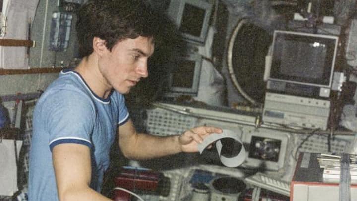 উপায় না দেখে ভাসমান অবস্থায় মহাকাশযান থেকে Mir স্পেস স্টেশনের গায়ে নোঙর ফেলতে সিদ্ধান্ত নেন সেরগেই। একটু এদিক ওদিক হলেই বিপদ হতে পারত। কিন্তু মাথা ঠান্ডা রেখে সেই কাজে সফল হন সেরগেই। তার পর আবার ব্রিটেনের প্রথম মহাকাশচারী হেলেন শারমানকে মহাকাশযানে তুলেও নেন। ছবি: সংগৃহীত।