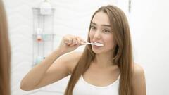 Health Tips: ब्रश करने के दौरान क्या आपके भी दांतों से निकलने लगता है खून, हल्के में न लें क्योंकि...