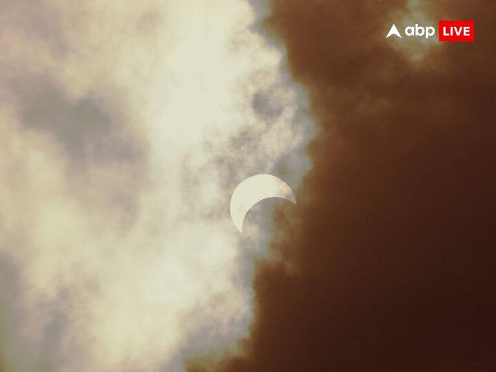 सूर्य ग्रहण के दौरान ना तो भोजन पकाना चाहिए और ना ही इसका सेवन करना चाहिए. ग्रहण के दौरान पका हुआ भोजन दूषित माना जाता है. अगर भोजन पहले से बना है तो ग्रहण काल के दौरान इसमें तुलसी के पत्ते डाल दें. इससे भोजन पर ग्रहण का नकारात्मक प्रभाव नहीं पड़ता है.