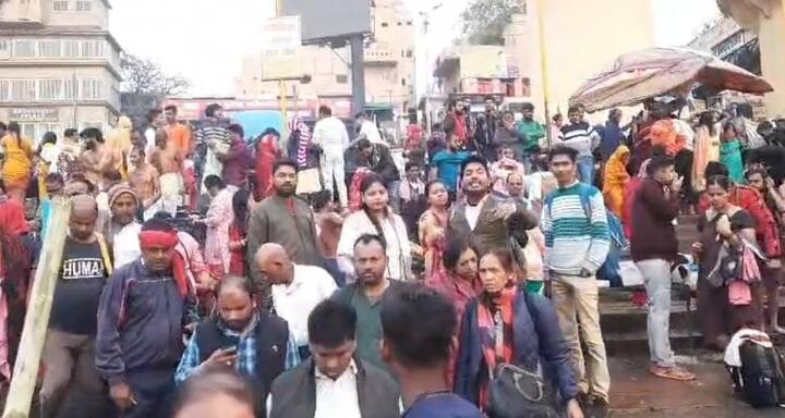 वाराणसी से लेकर प्रयागराज तक माघ महीने की अलग-अलग प्रमुख तिथियों पर श्रद्धालुओं की भारी भीड़ देखी जाती है.