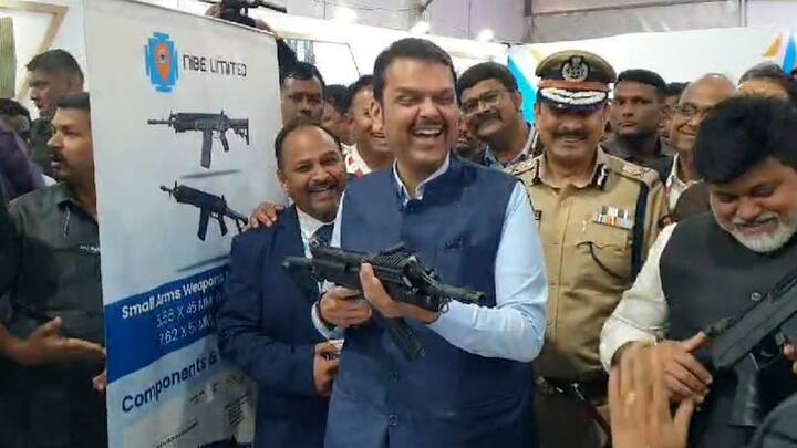उपमुख्यमंत्री देवेंद्र फडणवीस यांनी बंदुकीतील नेम साधला आहे.