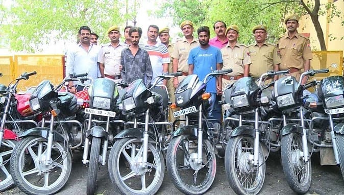 Motorcycle Saftey Tips how to protect bike from theft in india marathi news Motorcycle Saftey Tips : तुमची मोटरसायकल चोरीपासून कशी वाचवाल? जाणून घ्या 'या' महत्त्वाच्या टिप्स