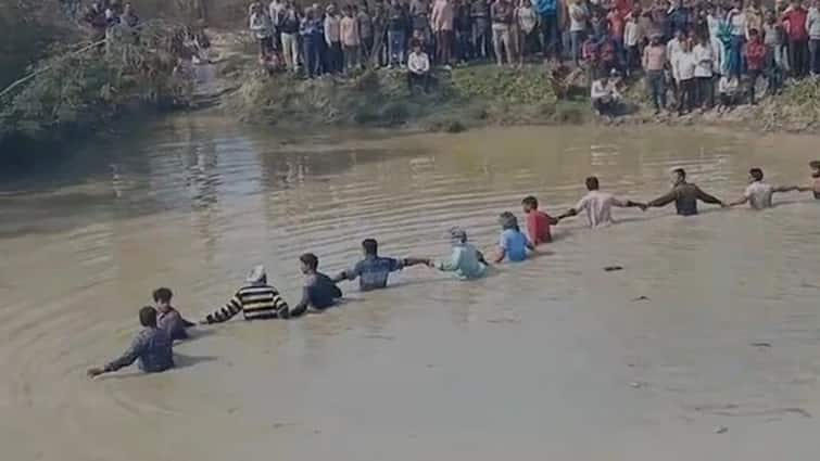 Accident: Ik Kasganj of Uttar Pradesh 15 dead after tractor-trolley falls in pond Accident: યુપીના કાસગંજમાં તળાવમાં ખાબકી શ્રદ્ધાળુઓથી ભરેલી ટ્રેક્ટર ટ્રોલી, 15 શ્રદ્ધાળુના મોત