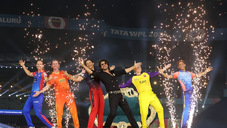 WPL 2024 Opening Ceremony Shah Rukh Khan Sets Stage On Fire With Electrifying Performance WPL 2024: అదిరిపోయిన ఆరంభ వేడుకలు, షారూఖ్‌తో స్టెప్పులేసిన కెప్టెన్లు