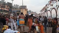 Varanasi News: माघ माह की पूर्णिमा पर गंगा घाट पर उमड़ी श्रद्धालुओं की भीड़, लोगों ने लगाई आस्था की डुबकी