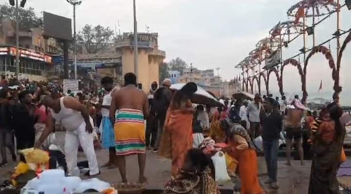 इस दौरान वाराणसी के राजेंद्र प्रसाद घाट व अन्य प्रमुख घाटों पर भी श्रद्धालुओं की भारी भीड़ देखी गई.