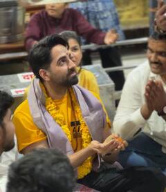 Ayushmann Khurrana ने किए महाकाल मंदिर के दर्शन, गले में माला, माथे पर तिलक लगाए भगवान की भक्ति में हुए लीन