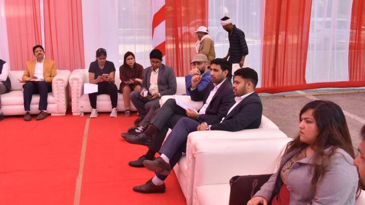 Gurugram Marathon 2024: दिल्ली से सटे साइबर सिटी गुरूग्राम में 25 फरवरी को होने वाली गुरूग्राम मैराथन 2024 की तैयारियां अंतिम चरण में पहुंच चुकी है. साथ ही एक बड़े एनुअल इवेंट की शुरुआत को लेकर शहर में भी मैराथन फीवर खूब देखने को मिल रहा है. शहर की बड़ी ब्रांडिंग साइट्स के साथ-साथ लेजर वैली पार्किंग में आयोजित एक्सपो में भी बड़ी संख्या में रनिंग कम्यूनिटी से जुड़े लोगों की आवाजाही दिखी. गुरूग्राम मैराथन के लिए पंजीकरण कराने वालों की संख्या भी उम्मीद से अधिक पहुंच चुकी है. 